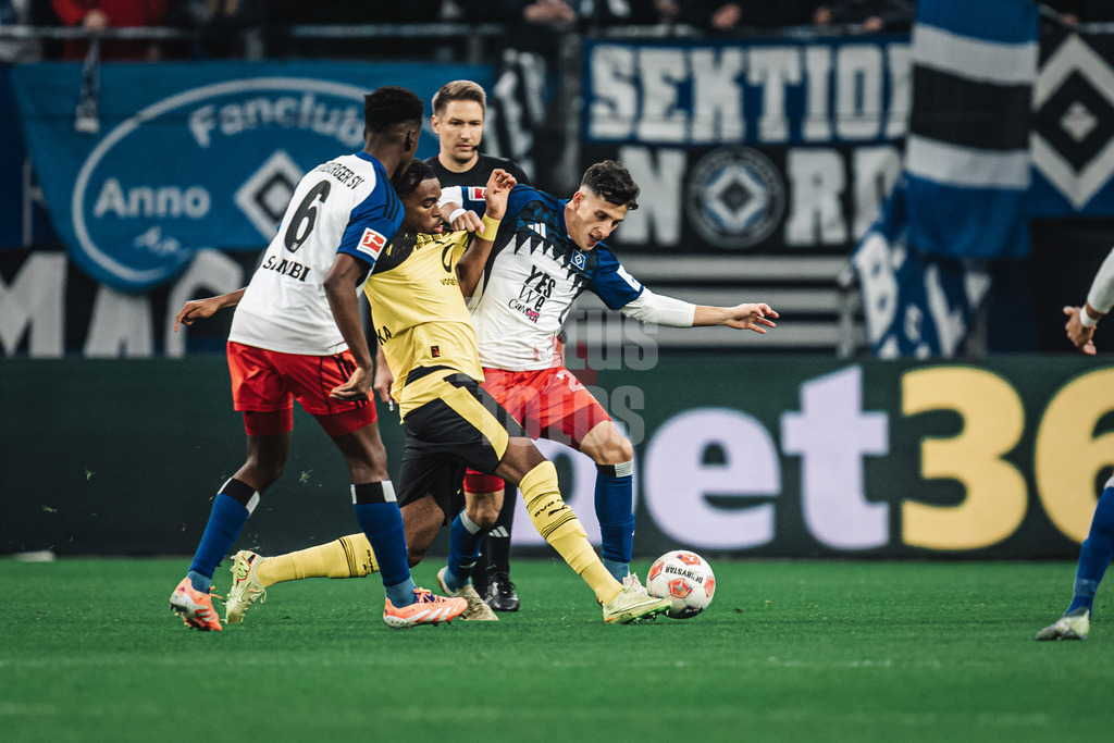 Fußball | Männer | Saison 2025/2026 | 1. Fußball-Bundesliga | 10. Spieltag | Hamburger SV vs. Borussia Dortmund | 08.11.2025 | v.l. Carney Chukwuemeka (#17, Borussia Dortmund) gegen Nicolas Capaldo (#24, HSV)