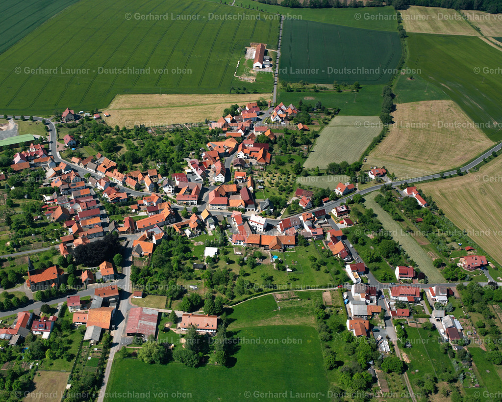 2634507 | OBERORSCHEL 09.06.2006 Landwirtschaftliche Nutzflächen und Feldgrenzen  umsäumen das Siedlungsgebiet des Dorfes in Oberorschel im Bundesland Thüringen, Deutschland // Agricultural land and field boundaries surround the settlement area of the village  in Oberorschel in the state Thuringia, Germany Foto: Gerhard Launer