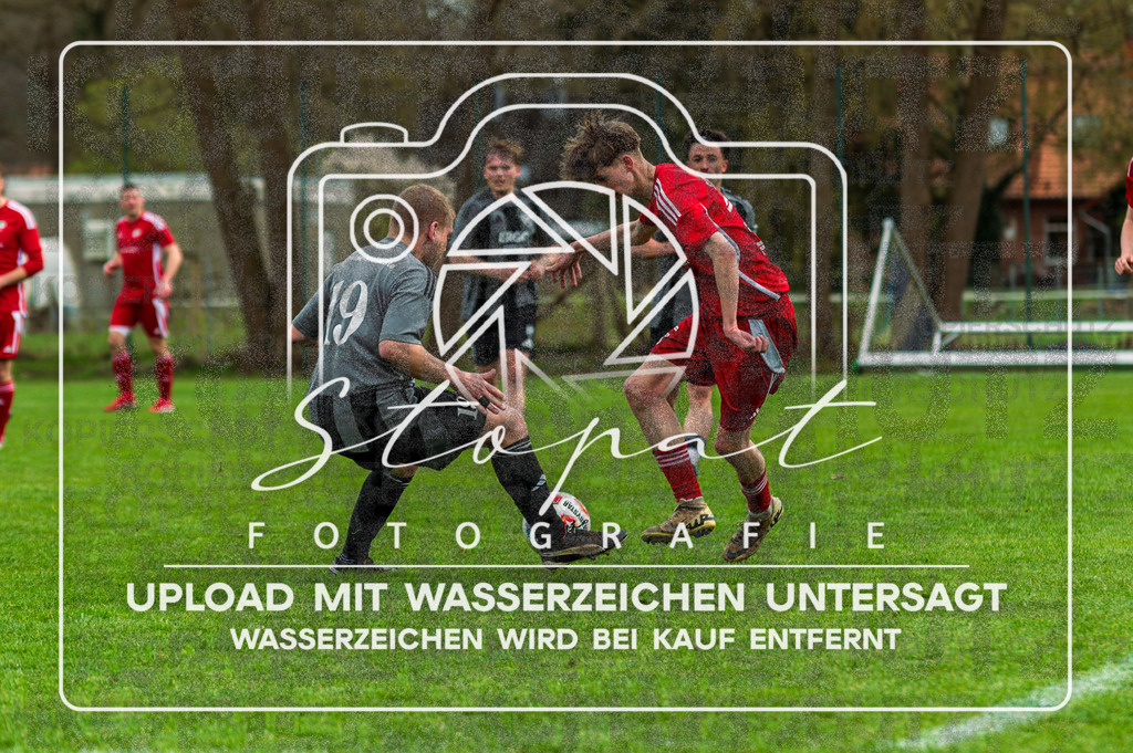 FGFSSCT-1032 | Marlon Bargmann (FG Fulde-Stellichte #19) und Mattis Worthmann (SC Tewel #35) beim Herren Kreisliga HK Spiel zwischen FG Fulde-Stellichte und SC Tewel im Lehrdestadion, Stellichte (Simon Paul Stopat) - Realisiert mit Pictrs.com
