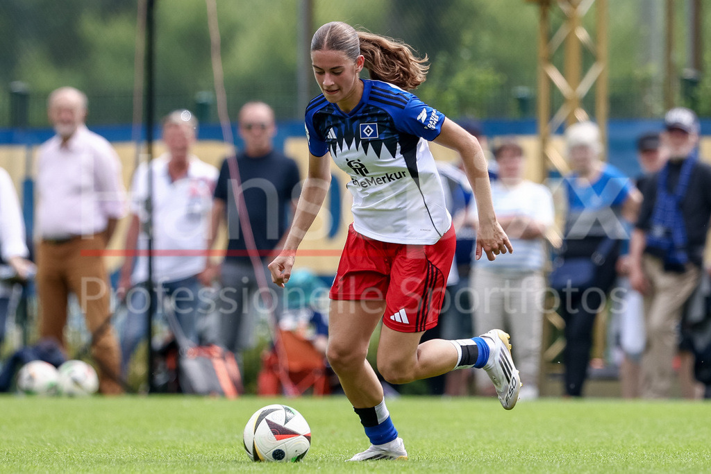 Fussball, Testspiel Frauen, Hamburger SV - Holstein Kiel | Leni Eggert (Hamburger SV, 29) am Ball, Freisteller, Einzelbild, Ganzkörper, Aktion, Action, Spielszene
