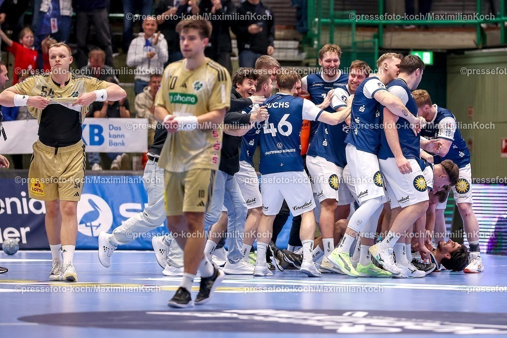 BHC05112501225 | 05.11.2025, Handball, Achtelfinale DHB-Pokal, Bergischer HC - TSV Hannover-Burgdorf, Unihalle Wuppertal: Abschlussjubel nach dem Sieg des BHC gegen Hannover mit 40:38 in der zweiten Verlängerung. Eloy Morante Maldonado (BHC #33) Lars Kooij (BHC #15) Soeren Steinhaus (BHC #53) Noah Beyer (BHC #02) Johannes Wasielewski (BHC #77) Julian Fuchs (BHC #46) 
