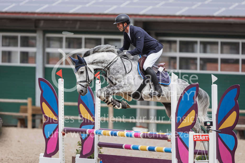 250506_Mühlen_SprPf-A2-289 | Deine schönsten Turniermomente als professionelle Fotos! Entdecke hochwertige Pferdesport-Fotografie im Online-Shop. Jetzt Fotos finden & bestellen!