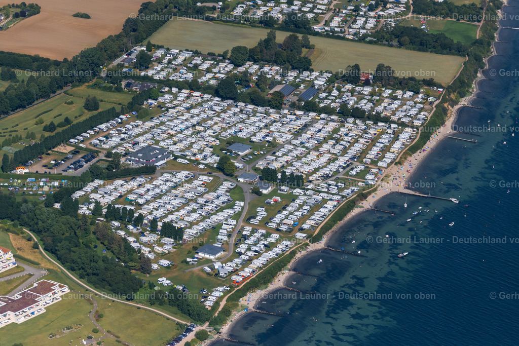 4038099 | NEUSTADT IN HOLSTEIN 07.08.2020 Wohnwagen und Zelte- Campingplatz - und Zeltplatz " Südstrand " an der Pelzerhakener Straße in Neustadt in Holstein im Bundesland Schleswig-Holstein, Deutschland. // Caravans and tents - camping site - and campground "Suedstrand" on Pelzerhakener Strasse in Neustadt in Holstein in the state Schleswig-Holstein, Germany. Foto: Gerhard Launer