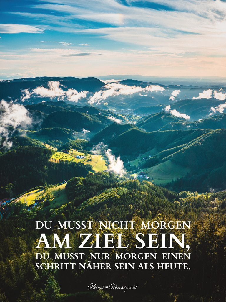 Edition “MOTIVATION” | Spruch: DU MUSST NICHT MORGEN AM ZIEL SEIN, DU MUSST NUR MORGEN EINEN SCHRITT NÄHER SEIN ALS HEUTE. Die Edition “MOTIVATION” bringt den Spirit des Schwarzwaldes zu Ihnen nach Hause. Wählen Sie Ihren Lieblingsspruch aus zehn unterschiedlichen Varianten. Perfekt für Ihr eigenes Zuhause oder als Geschenk für heimatverliebte Freunde.
 - Realisiert mit Pictrs.com