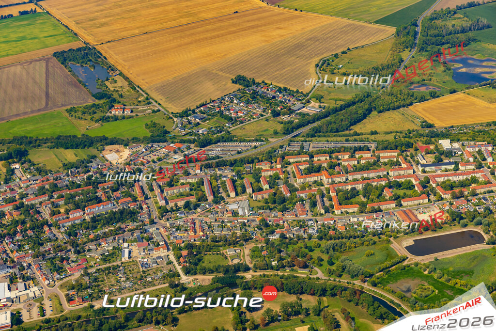 Luftbild der Stadt Calbe - Das Luftbild wurde 2025 vom UL-Flugzeug heraus erstellt ( keine Drohnenaufnahme ) - Hochauflösende Luftaufnahme - für Wandbilder und großformatige Ausdrucke geeignet. Das besondere Geschenk!Hier alle&nbsp;Infos zur Lizenzierung der LuftaufnahmeWir fliegen auch dieses Jahr wieder in Ihre Region um Luftbilder zu erstellen.- Luftbild anfragen