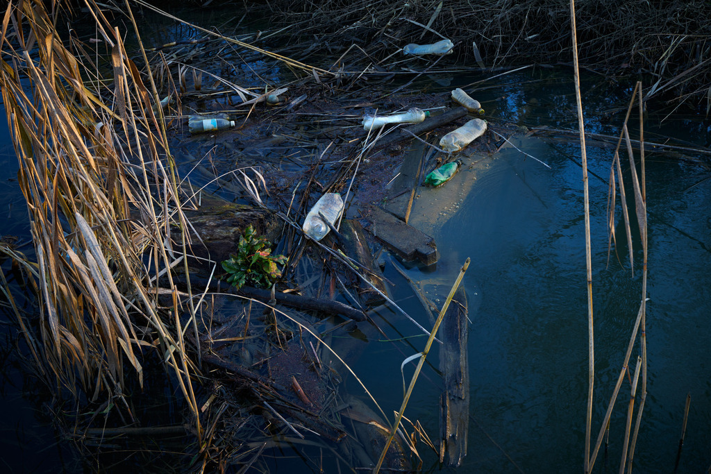 Kunststoffflaschen im Bachbeet liegend | Rauchwart, Austria - January 30, 2023: Kunststoffflaschen im Bachbeet liegend. - Realisiert mit Pictrs.com