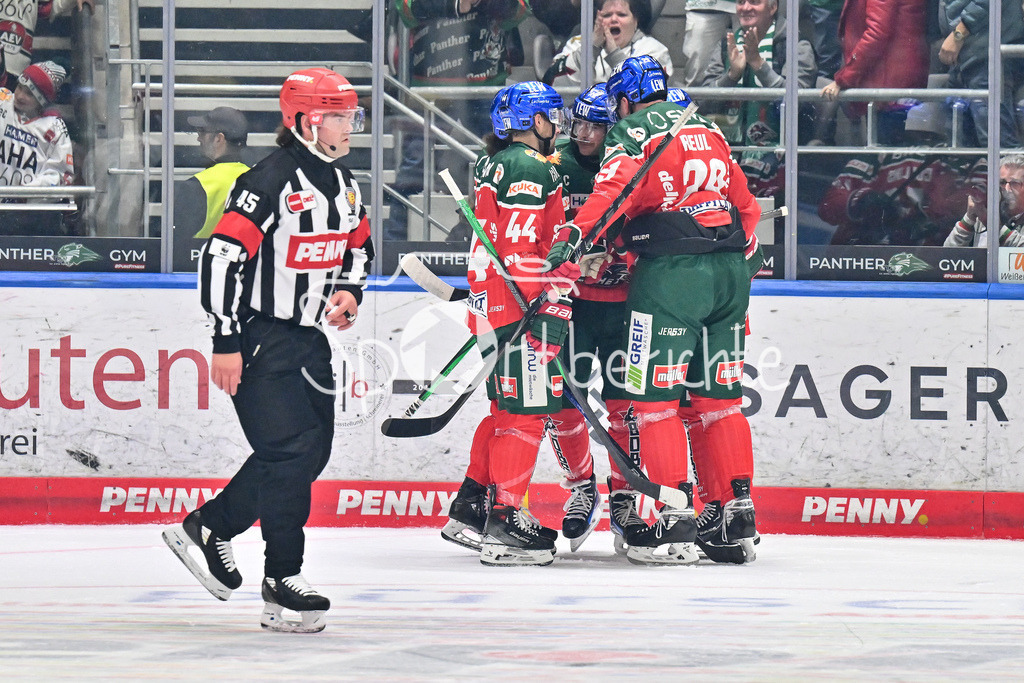 Augsburger Panther - Löwen Frankfurt | Jubel der Panther nach dem Treffer zum 1-0 durch Chris COLLINS (Augsburger Panther #10) / Freude / Happy / Tor / Torschuezte / DEL: Augsburger Panther - Löwen Frankfurt, Curt Frenzel Stadiom am 11.10.2024