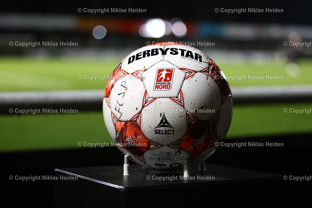 NH_FCStPauliU23_VfBOldenburg_RegionalligaNord_02122025 | Spielball in der Regionalliga Nord.Fußball I Herren I Regionalliga Nord I Saison 2025-2026 I 21. Spieltag I FC St. Pauli U23 - VfB Oldenburg I 02.12.2025 I Edmund-Plambeck-Stadion