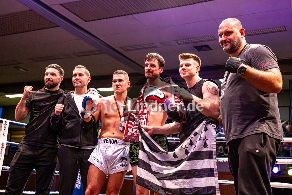 Arnold Markovic(White Tiger) blau gegen Benjamin Radult 34j (SCS Mun) rot | MFA Fight Night MT bis 67kg Kampf 11, Arnold Markovic(White Tiger) blau gegen Benjamin Radult 34j (SCS Mun) rot, 20251108,,2025-11-08 in Penzberg (Wellenberghalle Penzberg), Copyright: WolfgangxLindner www.foto-lindner.de