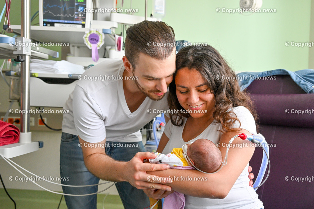 Med Campus IV_ Landesfrauen- und Kinderklinik_ Neugeborenenstation_ 06.07.2023-19 | 06.07.2023, Linz, AUT, Kepler Universitaetsklinikum Linz, Med Campus IV, Landesfrauen- und Kinderklinik, Neugeborenenstation, im Bild Esmeralda Kaiser (27) und Benjamin Kaiser (30) und Toechterchen Sofia Yui aus Linz 