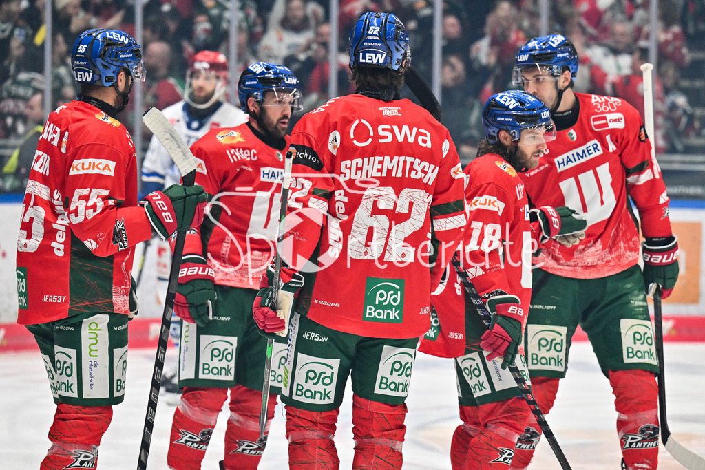 Augsburger Panther - Schwenninger Wild Wings | AUGSBURG, GERMANY - 02. JANUARY: Jubel der Panther nach dem Treffer zum 1-0 durch Anthony LOUIS (Augsburger Panther 18) / Tor / Torschuetze / Freude / Happy während dem Match zwischen den Augsburger Panthern und den Schwenninger Wild Wings am 35. Spieltag der Penny DEL im Curt Frenzel Stadion