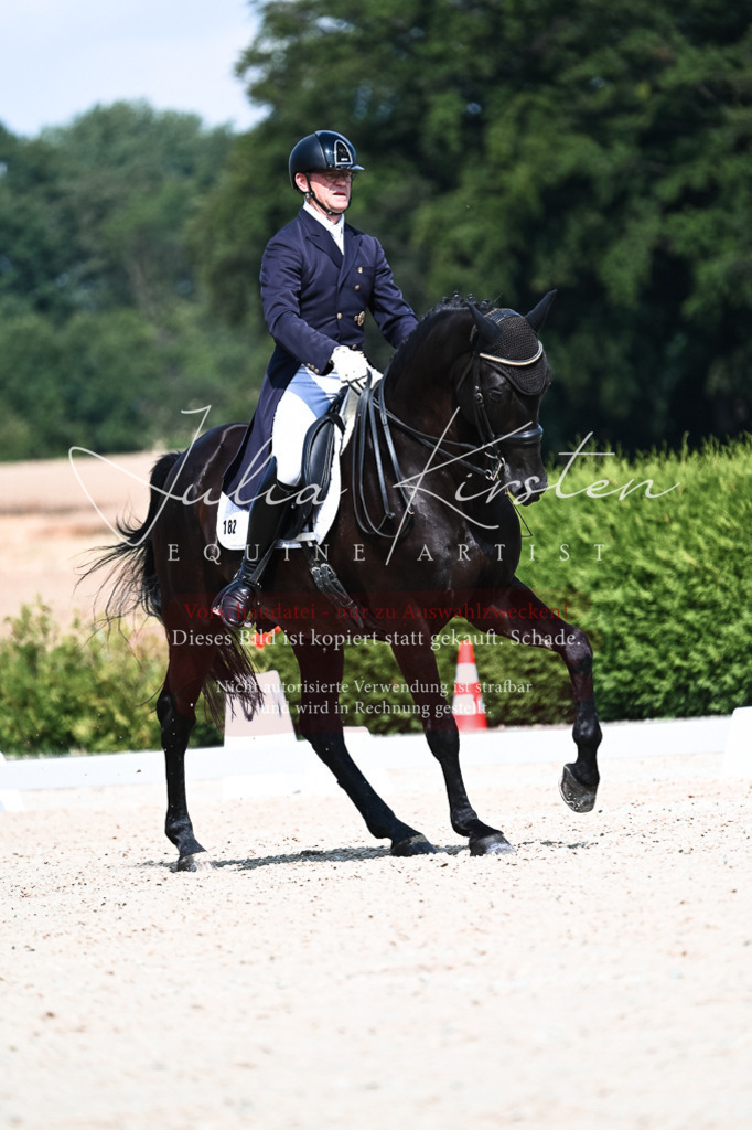 DSC_3010 | Pferde- und Turnierfotografie in Westsachsen. Pferdeportraits, Auftragszeichnungen und intuitive Kunst.
