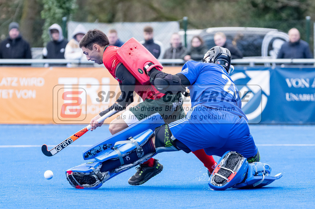 HK_20240323_109998 | 1. Bundesliga Hockey Herren Crefelder HTC - Mannheimer HC am 23.3.2024 Crefelder HTC  Hüttenallee, Krefeld , Martin Ignacio Ferreiro ( Crefelder HTC #18 ) , Adrian Rafi Torwart ( Mannheimer HC #21 )