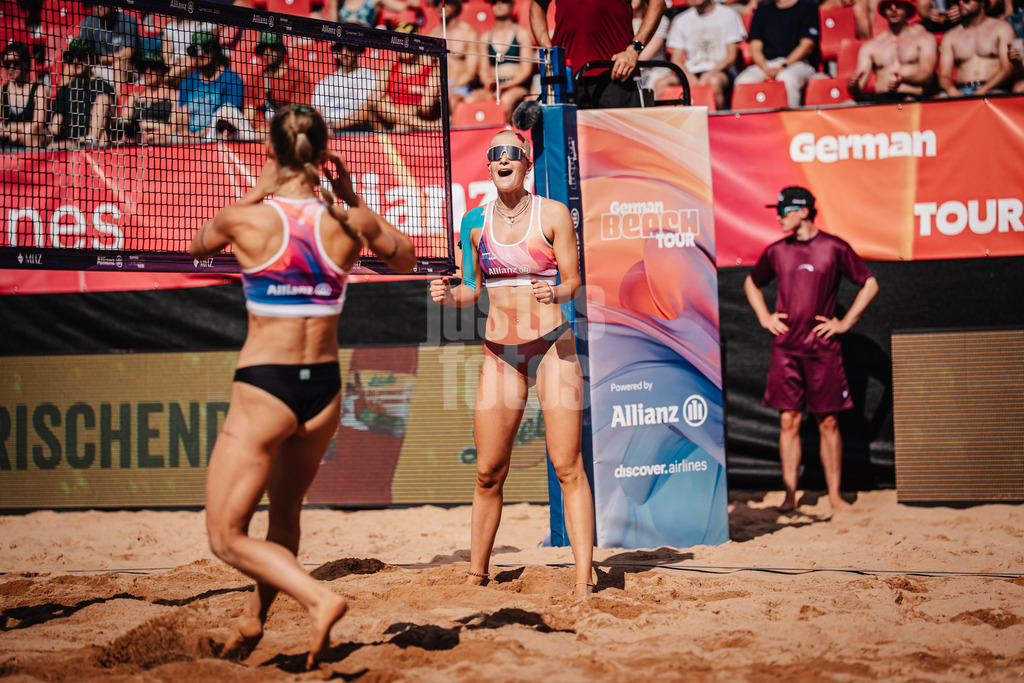 Beachvolleyball | Frauen | Allianz German Beach Tour 2025 | Tourstop München | 04.07.2025 | v.l. Paula Schürholz und Mareet Maidhof jubeln