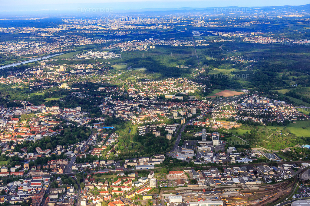 Luftbild: Stadtübersicht aus Osten am Main in Hanau im Bundesland Hessen in Deutschland. Foto: IMG_088801.jpg vom 20.05.2016 durch Werner Riehm/FLY-FOTO.de