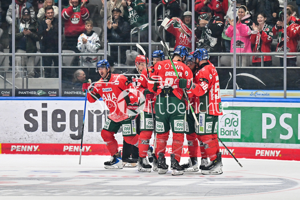 Augsburger Panther - Adler Mannheim | Jubel der Panther nach dem Treffer zum 2-0 durch Leon VAN DER LINDE (Augsbuerger Panther #43) / Tor / Torschuetze / Freude / Happy / DEL: Augsburger Panther - Adler Mannheim; Curt Frenzel Stadion am 14.09.2025