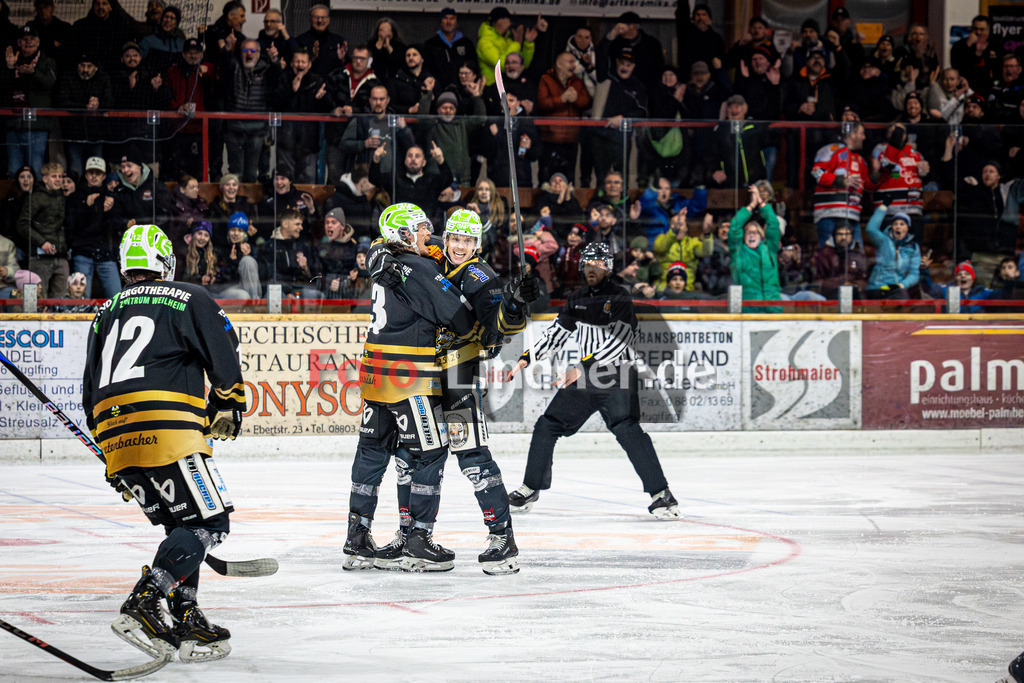 Peißenberg MINERS gegen EHC Königsbrunn LÖWEN | Eishockey Bayernliga 2025/26 Viertelfinale Spiel 2, Peißenberg MINERS gegen EHC Königsbrunn LÖWEN, 20260208,Torjubel,2026-02-08 in Peißenberg (flatbuy Arena Peißenberg), Jonas LAUTENBACHER (MINERS 12), Weiland PARRISH (MINERS 13), Ryan MURPHY (MINERS 15)Copyright: WolfgangxLindner www.foto-lindner.de