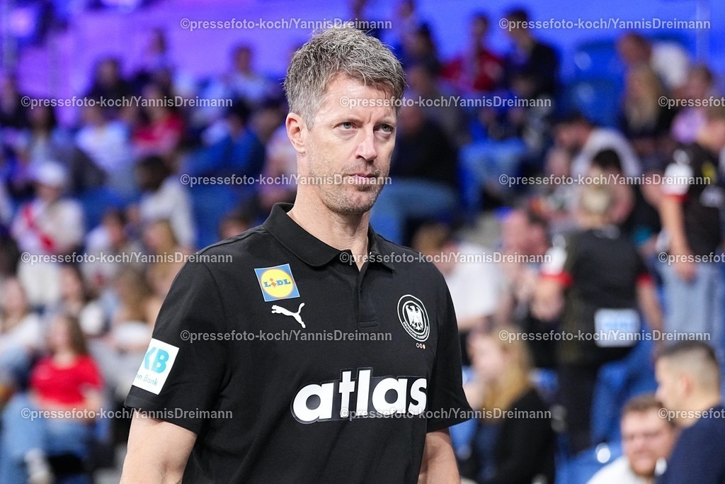xYDRx21092501002 | 21.09.2025, xydrx, Handball, Frauen Länderspiel, Deutschland - Niederlande, YAILA Arena: Markus Gaugisch (Cheftrainer GER)