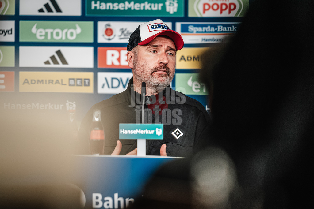 Fußball | Männer | Saison 2023/2024 | 2. Fußball-Bundesliga | 19. Spieltag | Hamburger SV vs. Karlsruher SC | 28.01.2024 | Trainer Tim Walter (HSV) bei der Pressekonferenz ratlos