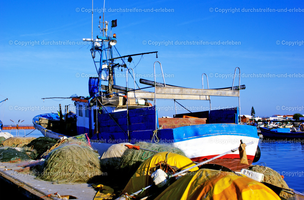 Fischerboot aus Olhão im Hafen der Ilha da Culatra, Algarve | Fischerboot aus Olhão im Hafen der Ilha da Culatra, Algarve - Realisiert mit Pictrs.com