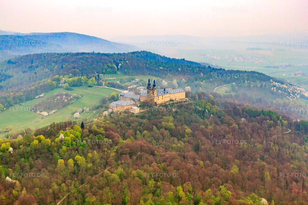 Luftbild: Kloster Banz mit Klosterkirche St. Dionysius und St. Petrus auf einem Berg über dem Main im Ortsteil Unnersdorf in Bad Staffelstein im Bundesland Bayern in Deutschland.Foto: IMG_64091.jpg vom 05.04.2014 durch Werner Riehm/FLY-FOTO.deBildungszentrum Kloster Banz - Hanns-Seidel-StiftungPfarrei Altenbanz und Pfarrei Banz