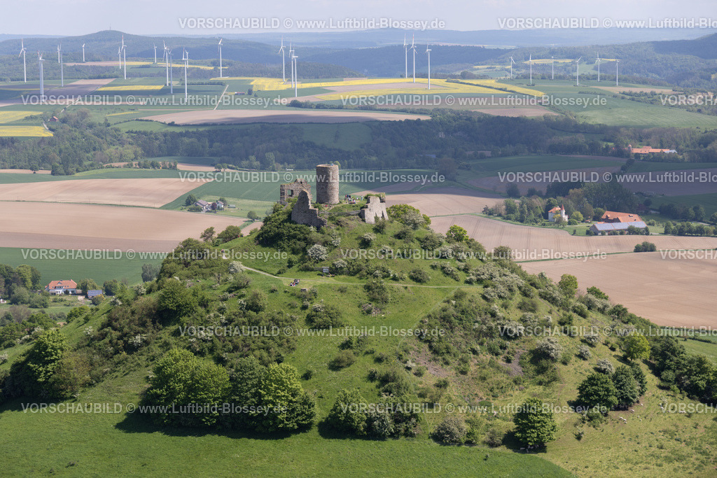 Warburg240504959BurgDesenberg | Luftbild, Burg Desenberg auf einem Vulkankegel, historische Sehenswürdigkeit, Ruine einer Höhenburg in der Warburger Börde, Fernsicht und Windräder, Besucher, Daseburg, Warburg, Ostwestfalen, Nordrhein-Westfalen, Deutschland