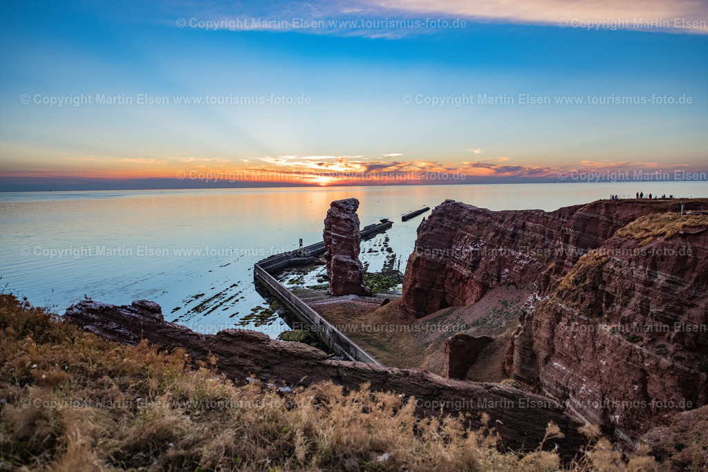 Helgoland Lange Anna Sonnenuntergang_ELS_3153030818 | Helgoland - Aufnahmedatum: 01.08.2018, Aufnahmehöhe:  m, Koordinaten:  - , Bildgröße: 8256 x  5504 Pixel - Copyright 2018 by Martin Elsen, Kontakt: Tel.: +49 157 74581206, E-Mail: info@schoenes-foto.deSchlagwörter:Schleswig-Holstein,Landkreis Pinneberg,Düne,Hochseeinsel,Börteboote,Meer,Küste,Halunder,Oberland,Unterland,Strand,Seehunde,Robben,Lange Anna,Felsen,Roter Felsen,Luftbild,Luftbilder,Bastölpel - Realisiert mit Pictrs.com