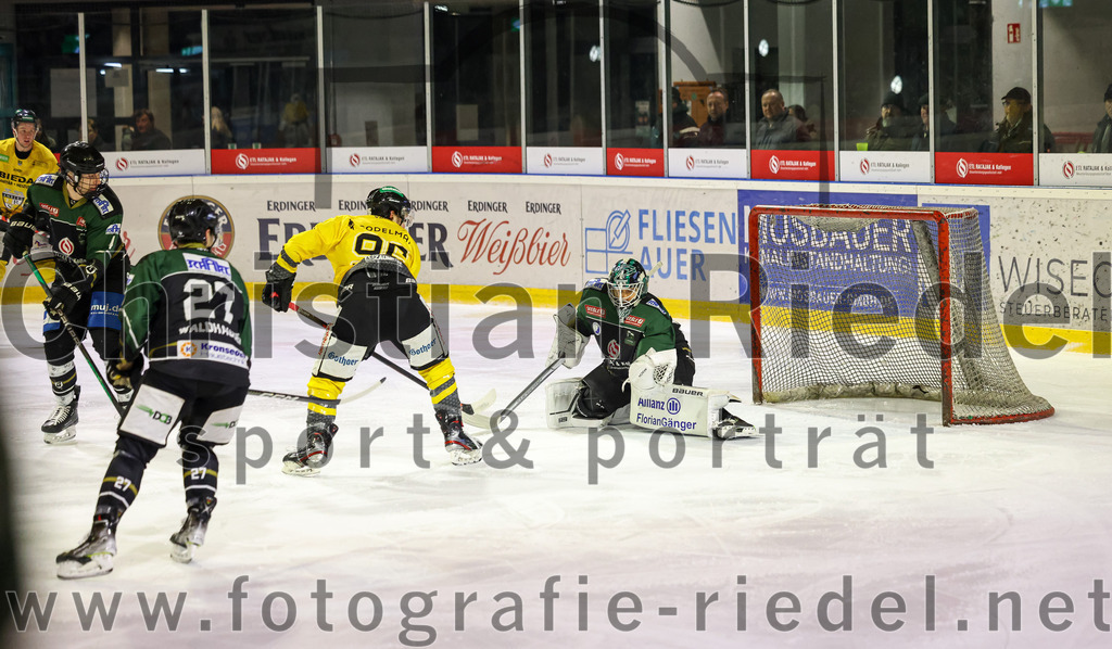 2023-02-10_045_TSV_Erding_gegen_ERSC_Amberg | Erding, Deutschland, 10.02.2023:
Eishockey, Bayernliga Meisterrunde Gruppe B 2022 / 2023, 3. Spieltag, TSV Erding gegen ERSC Amberg, Endergebnis: 6:3

Mark Waldhausen (Erding Gladiators, #27), Aron Schwarz (ERSC Amberg, #96), Torwart Thomas Hingel (Erding Gladiators, #33)

Foto: Christian Riedel / fotografie-riedel.net