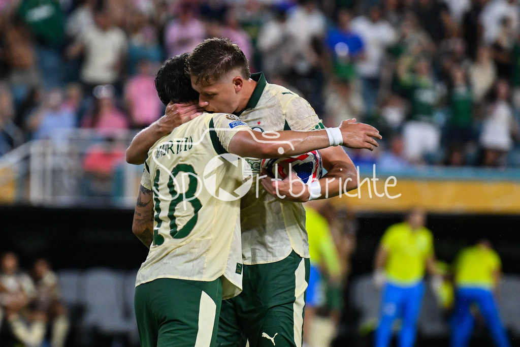 Inter Miami CF - Palmeiras Sao Paulo | Jubel der Brasilieaner nach dem Treffer zum 2-2 Ausgleich durch MAURICIO (Palmeiras 18) / Tor / Torschuetze / Freude / Happy / FIFA Club World Cup: Inter Miami CF - Palmeiras Sao Paulo, Hard Rock Stadium am 23.06.2025 / NOT FOR SALE IN USA / BRUNO FUCHS (Palmeiras 3)