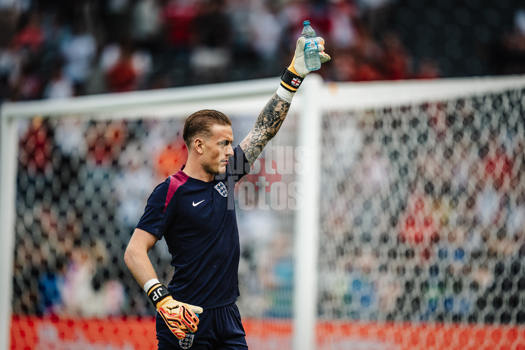 Fußball | Herren | UEFA-Fußball-Europameisterschaft 2024 | Finale | Spanien vs. England | 14.07.2024 | Jordan Pickford (#1, England) prostet vor dem Spiel den Fans zu