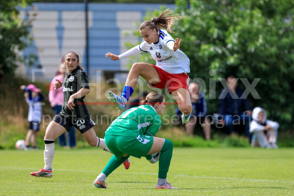 Fussball, Testspiel Frauen, Hamburger SV - Odense BK | Laura Worsoe (Torhüterin, Torwart, Odense BK, 1) und Gloria Sliskovic (Hamburger SV, HSV, 44) im Zweikampf, Duell, Dynamik, Aktion, Action, Spielszene