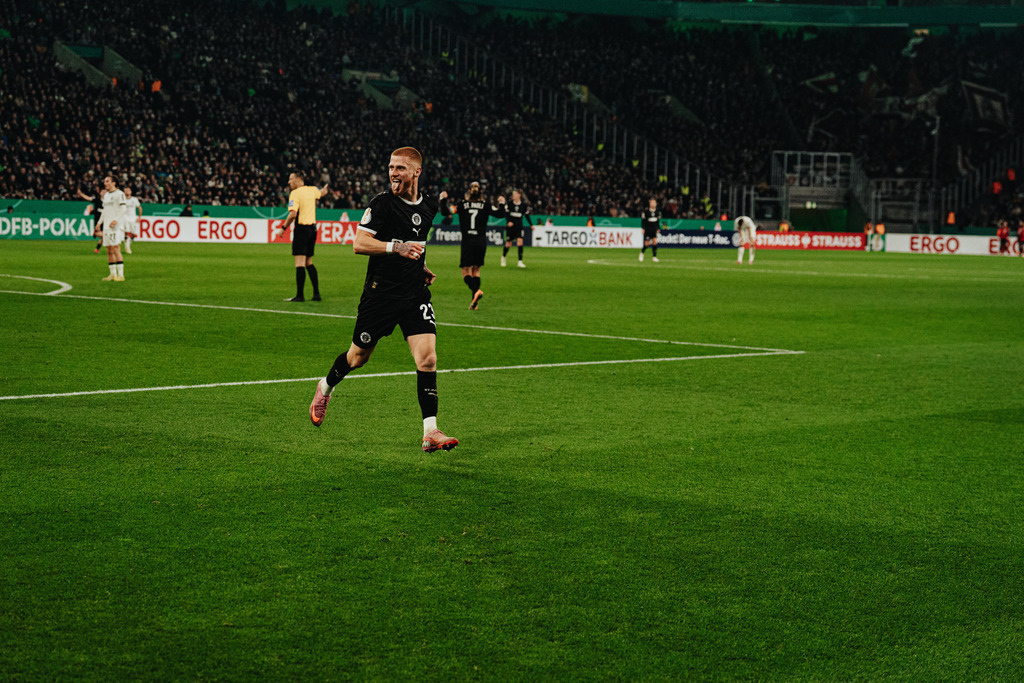 FCS04669 | Der offizielle Shop für FC St. Pauli Fotos. Wähle aus Spielszenen & Fanmomenten dein FCSP Wunschformat. Wir liefern Millerntor-Atmosphäre.