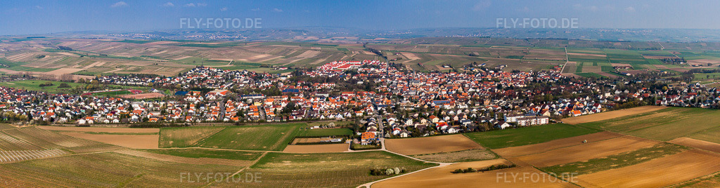 Luftbild: Panorama - Perspektive Ortsansicht der Straßen und Häuser der Wohngebiete im Ortsteil Nieder-Saulheim in Saulheim im Bundesland Rheinland-Pfalz in Deutschland. Foto: IMG_49743-Bearbeitet.jpg vom 13.04.2012 durch Werner Riehm/FLY-FOTO.de – Auflösung des Originals: 11349 x 2967 px
