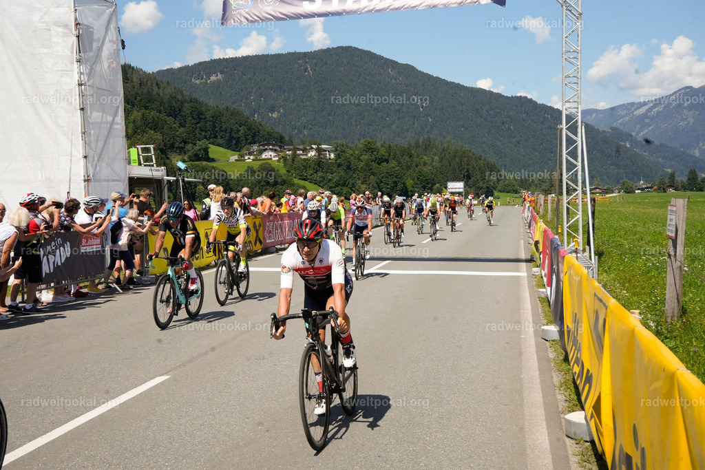 669_20230817_Bewerb_Maenner_Muehlanger | AUT - OESTERREICH, 2023-08-16: SPORT RENNRAD-FAHREN - 55. INTERNATIONALER RADWELTPOKAL IN ST. JOHANN IN TIROL  - Vintage-Radrennen mit WM-Bronze-Medaillen-Siegerin Christina Schweinberger, den Teilnehmer und Alexander Baumann (vom Orginastions-Team) - TAG 2 BEWERB MAENNER IN SECHS GRUPPEN  ; Foto: Roland Muehlanger
