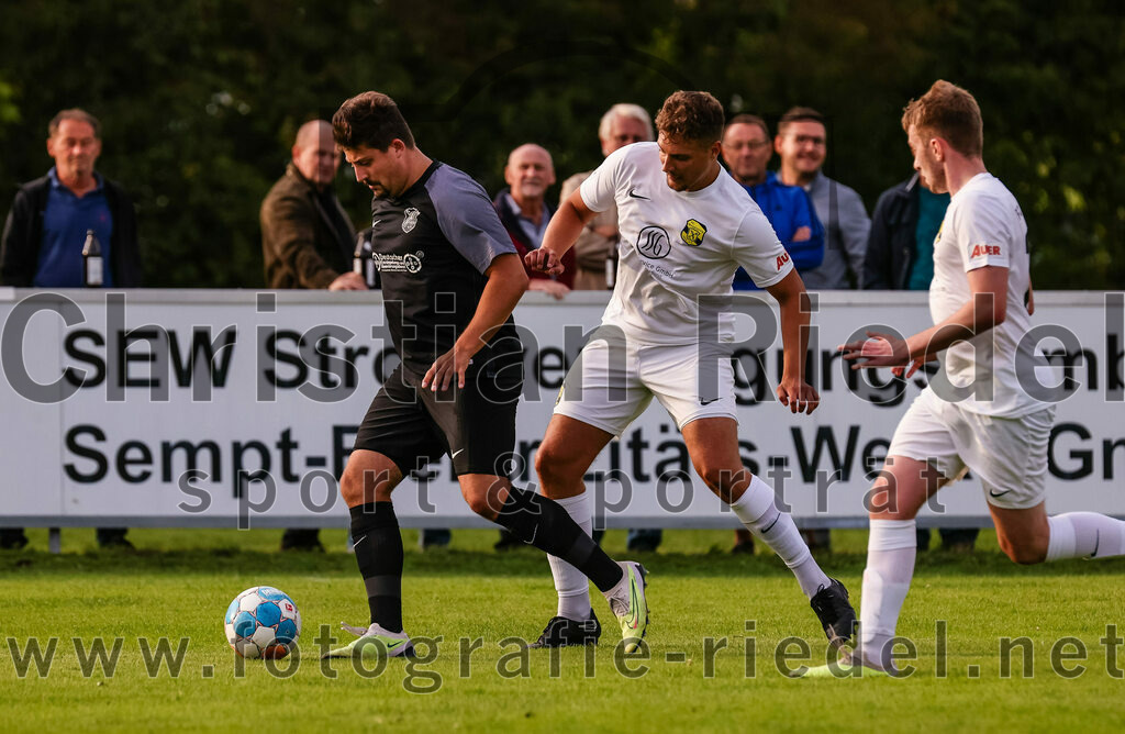 2023-08-08_121_FC_Moosinning_gegen_FC_Langengeisling | Moosinning, Deutschland, 08.08.2023:
Fußball, Bezirksliga Oberbayern Ost 2023 / 2024, 3. Spieltag, FC Moosinning gegen FC Langengeisling, Endergebnis: 0:4

Florian Rupprecht (FC Langengeisling, #39), Luis Haumann (FC Moosinning, #4), Mats Behrens (FC Moosinning, #16)

Foto: Christian Riedel / fotografie-riedel.net