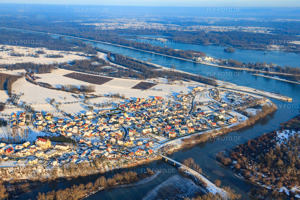 Luftbild: Mündung der Sauerr in den Rhein im Winter bei Schnee in Munchhausen im Bundesland Bas-Rhin in Frankreich. – Foto: IMG_36617.jpg vom 05.01.2011 durch Werner Riehm/FLY-FOTO.de – Auflösung des Originals: 4752 x 3168 px