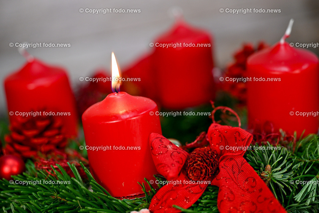 Adventkranz_ 26.11.2024-18 | 26.11.2024, Linz, AUT, Advent, im Bild Adventkranz, Kranz, Kerzen, Weihnachtszeit, Vorweihnachtszeit, Brauchtum, Zweige, Schmuck, besinnlich, froehlich, Winter, Feuer, Flamme, Tradition, Dekoration, Schmuck, schmuecken, dekorieren, festlich, traditionell, festlich, Fest, 1. Advent
