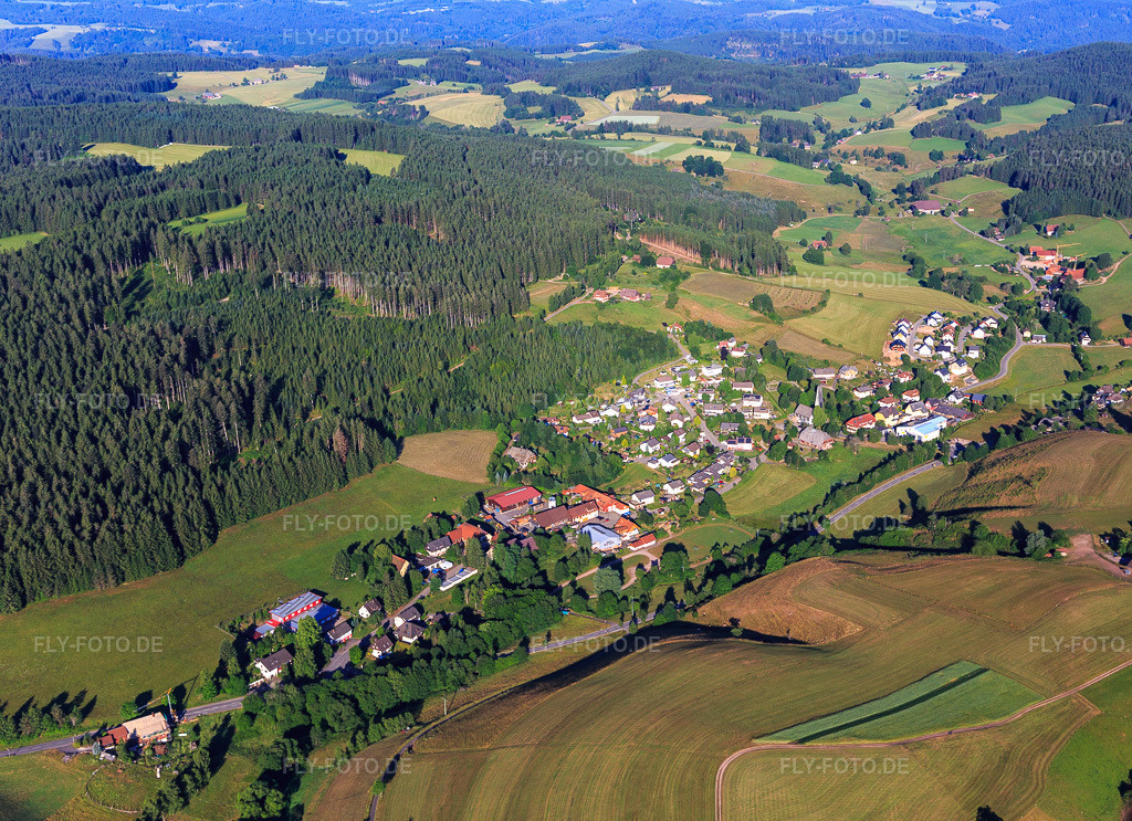 Luftbild: Dorfansicht aus Osten im Ortsteil Langenschiltach in St. Georgen im Schwarzwald im Bundesland Baden-Württemberg in Deutschland. Foto: IMG_149172.jpg vom 29.06.2025 durch Werner Riehm/FLY-FOTO.de