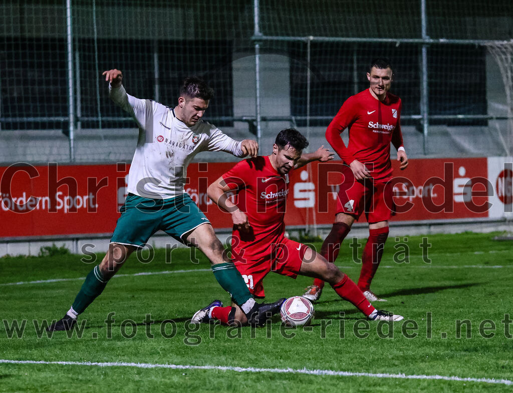 2024-03-28_118_FC_Schwaig_gegen_VfB_Forstinning | Oberding, Deutschland, 28.03.2024:
Fußball, Landesliga Südost 2023 / 2024, 27. Spieltag, FC Schwaig gegen VfB Forstinning, Endergebnis: 2:1

Raffael Ascher (FC Schwaig, #9), Luka Radulovic (VfB Forstinning, #21), Mathias Hirt (VfB Forstinning, #4)

Foto: Christian Riedel / fotografie-riedel.net
