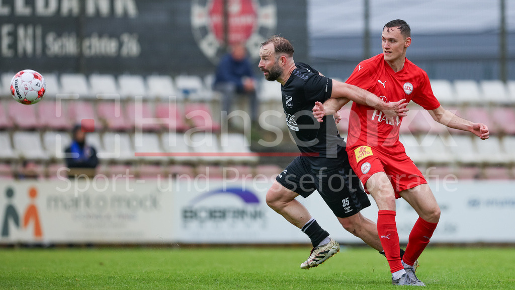 Fussball, Aufstiegsrunde Regionalliga Nord, 1. FC Germania Egestorf-Langreder - SV Todesfelde | v.li.: Jan-Marc Schneider (SV Todesfelde, 35) und Nick Bode (1. FC Germania Egestorf-Langreder, 18) im Zweikampf, Duell, Dynamik, Aktion, Action, Spielszene