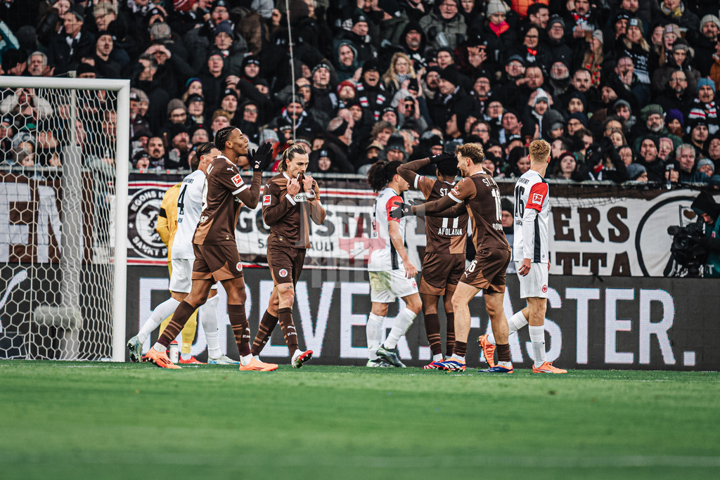 Fußball | Männer | Saison 2024/2025  | Fußball-Bundesliga | 16. Spieltag | FC St. Pauli vs. Eintracht Frankfurt | 11.01.2025 | Jackson Irvine (#7, FC St. Pauli) ärgert sich