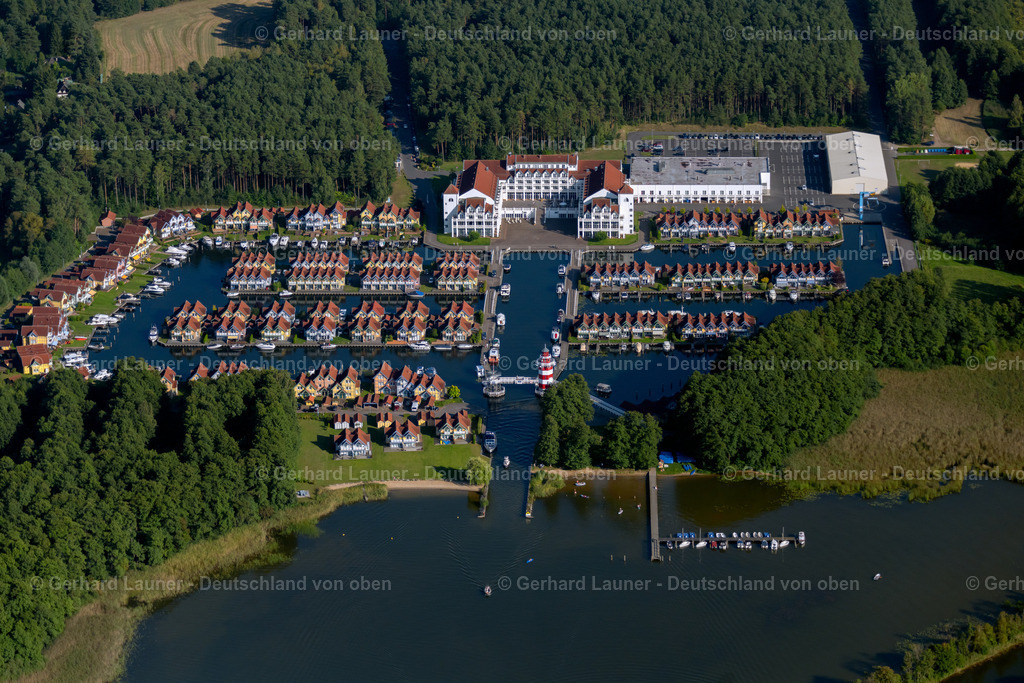 4062399 | RHEINSBERG 08.09.2021 Gebäudekomplex der Hotelanlage Maritim Hafenhotel Rheinsberg in Rheinsberg am Ufer des Rheinsberges Sees im Bundesland Brandenburg, Deutschland. // Building complex of the hotel complex Maritim Hafenhotel Rheinsberg in Rheinsberg on the bank of the Rheinsberg lake in the state of Brandenburg, Germany. Foto: Gerhard Launer