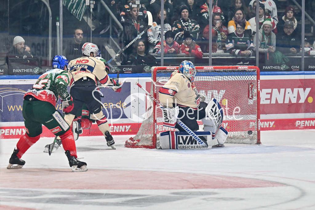 Augsburger Panther - Nürnberg Ice Tigers | Jubel der Hausherren nach dem Treffer zum 3-0 durch Chris COLLINS (Augsburger Panther #10) / happy / Tor / Freude / Torschuetze / DEL: Augsburger Panther - Nuernberg Ice Tigers, Curt Frenzel Stadion am 06.12.2024