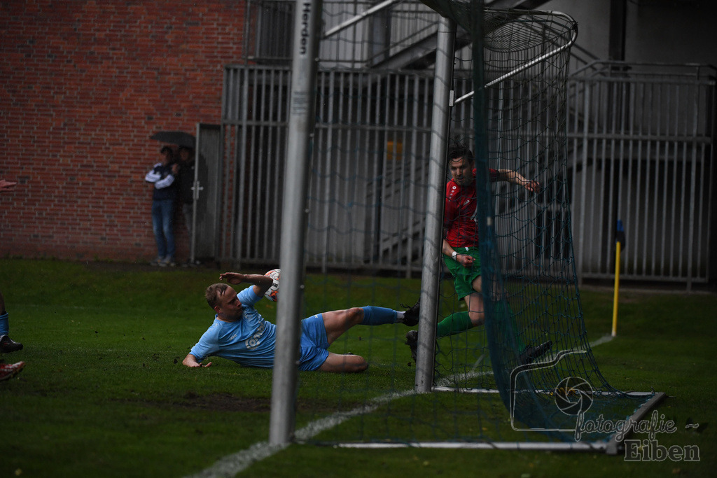 BV Bockhorn-SG FriPe | Relegation zur Kreisliga; BV Bockhorn (weiß)-SG FriPe (rot) am 05.06.2025 in Oldenburg/Ofenerdiek (Lagerstraße), Photo: Philip Eiben 2025 - Realisiert mit Pictrs.com