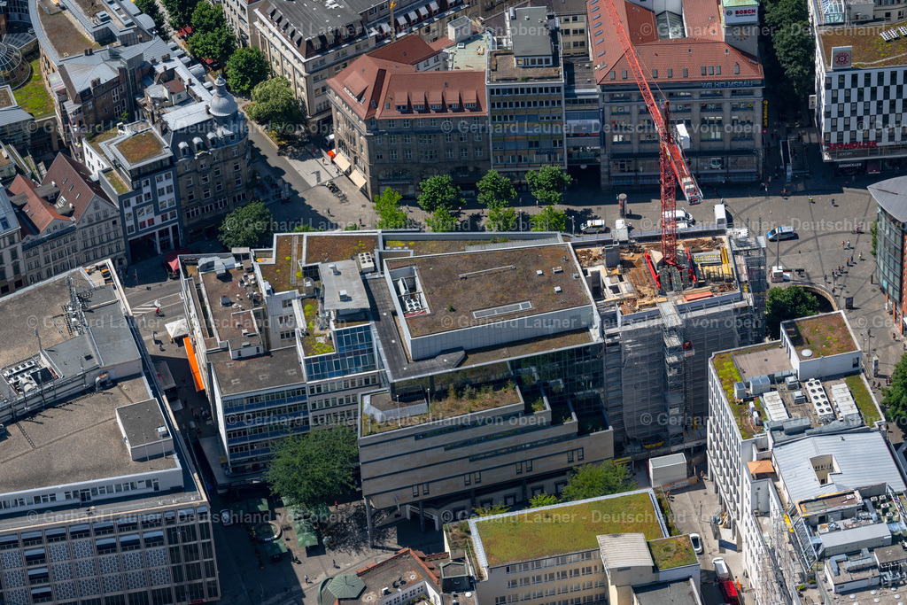 4034785 | STUTTGART 22.07.2020 Baustelle zum Umbau und zur Modernisierung und Sanierung eines Büro- und Geschäftshauses an der Königstraße in Stuttgart im Bundesland Baden-Württemberg, Deutschland. Weiterführende Informationen bei: Mack Gerüsttechnik GmbH,  STINAG Stuttgart Invest AG. // Construction site for reconstruction and modernization and renovation of an office and commercial building on Koenigstrasse in Stuttgart in the state Baden-Wurttemberg, Germany. Further information at: Mack Geruesttechnik GmbH,  STINAG Stuttgart Invest AG. Foto: Gerhard Launer