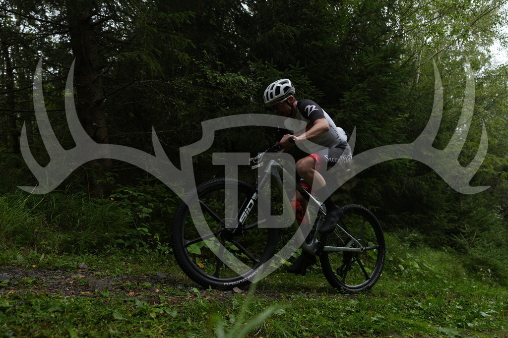A6703340 | Fotogalerie der Treibjagd im Dunkelwald - Dein MTB Etappenrennen im Erzgebirge - Realisiert mit Pictrs.com