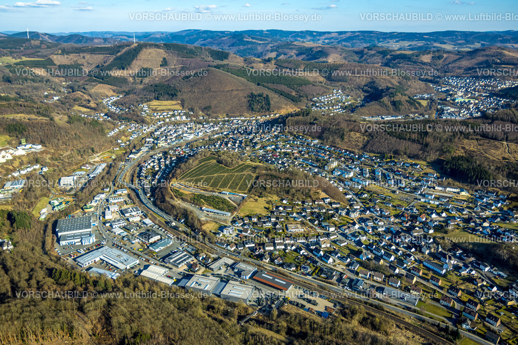 Lennestadt250309222Meggen | Luftbild, Gewerbegebiet Zur Christinenhütte, Wohngebiet Hügellandschaft und Waldgebiet mit Waldschäden, Bonzel, Lennestadt, Sauerland, Nordrhein-Westfalen, Deutschland