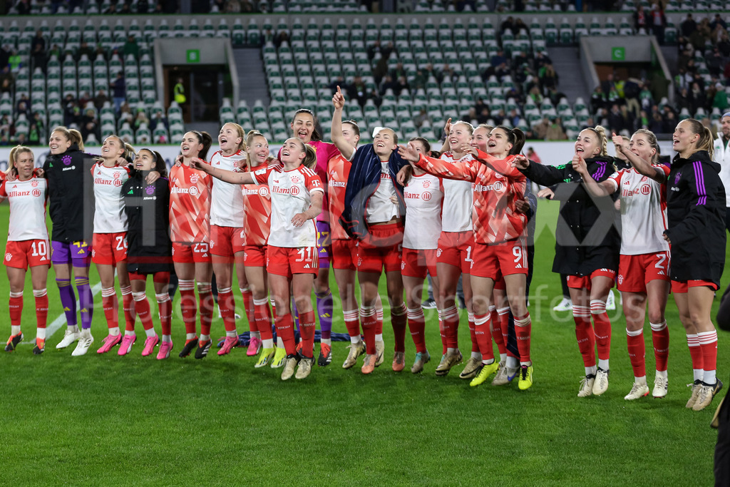 Fussball, Google Pixel Frauen-Bundesliga, VfL Wolfsburg - FC Bayern München | v.li.: Spielerinnen vom FC Bayern München mit Jubel über den Sieg, Freude über das gewonnene Spiel, DIE DFB-RICHTLINIEN UNTERSAGEN JEGLICHE NUTZUNG VON FOTOS ALS SEQUENZBILDER UND/ODER VIDEOÄHNLICHE FOTOSTRECKEN. DFB REGULATIONS PROHIBIT ANY USE OF PHOTOGRAPHS AS IMAGE SEQUENCES AND/OR QUASI-VIDEO.