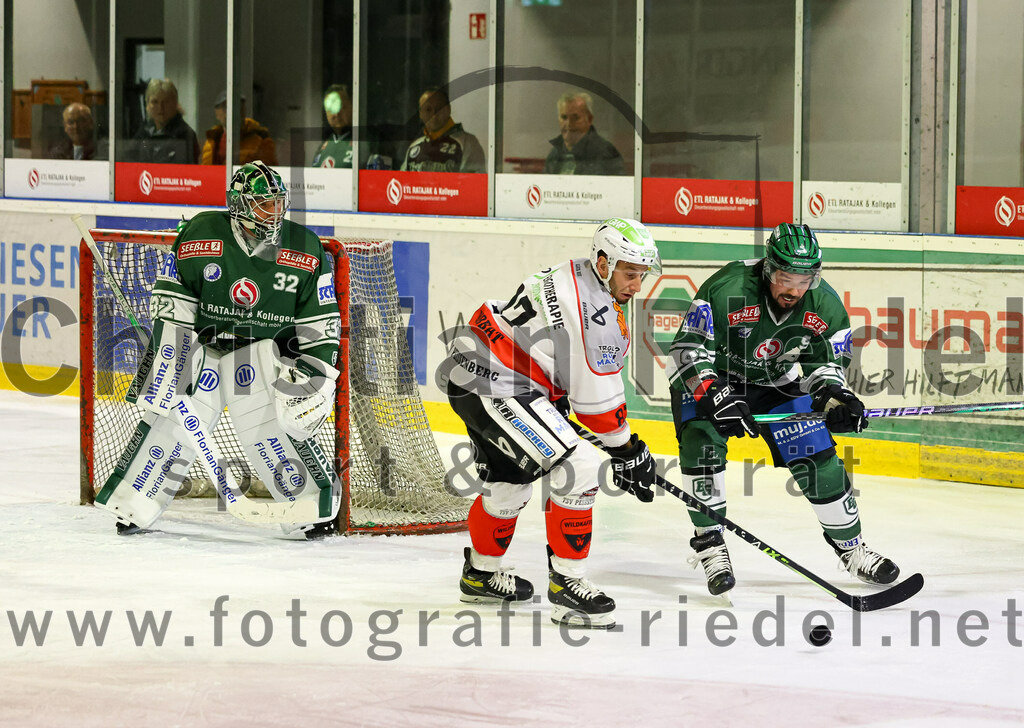 2023-10-29_024_TSV_Erding_gegen_TSV_Peissenberg | Erding, Deutschland, 29.10.2023:
Eishockey, Bayernliga Vorrunde 2023 / 2024, 5. Spieltag, TSV Erding gegen TSV Peißenberg, Endergebnis: 

Torwart Dimitri Pätzold (Erding Gladiators, #32), Rudolf Lorenz (Erding Gladiators, #91)

Foto: Christian Riedel / fotografie-riedel.net