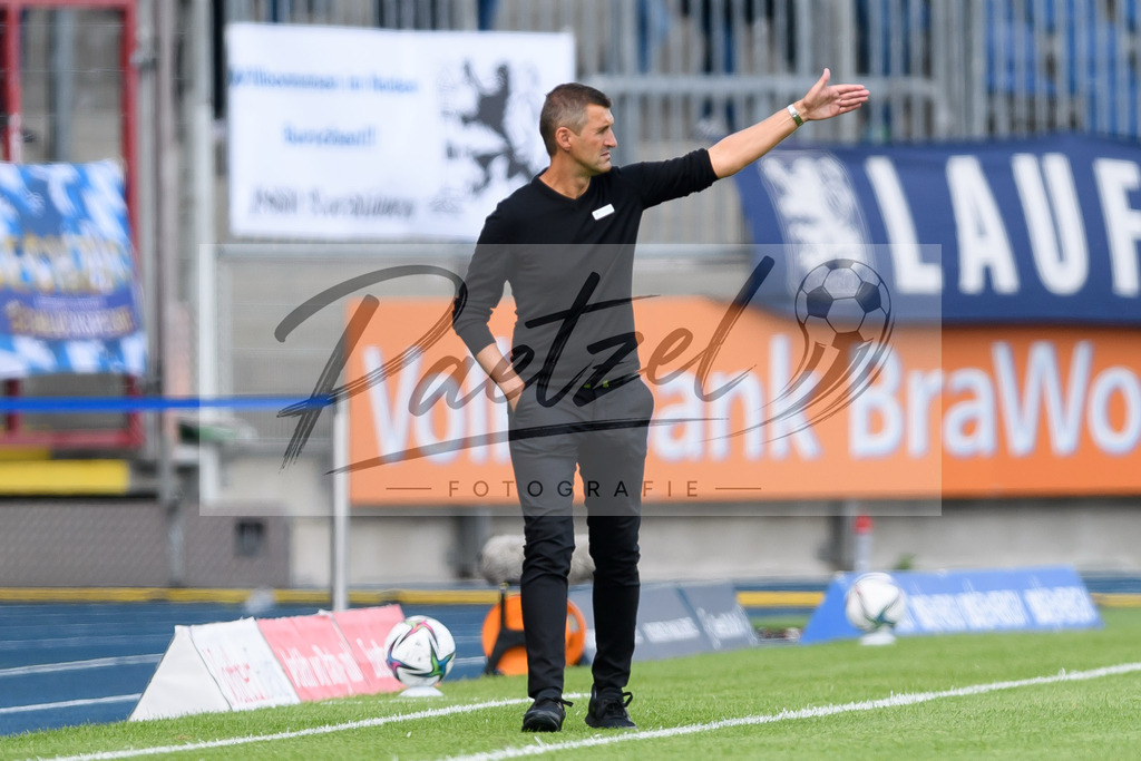 EBSTSV20210828_010 | Fussball, Herren: Trainer Michael Koellner (TSV 1860 Muenchen) gestikuliert beim Spiel der 3. Liga zwischen Eintracht Braunschweig und TSV 1860 Muenchen im Eintracht-Stadion am 28.08.2021 in Braunschweig, Deutschland.DFB / DFL REGULATIONS PROHIBIT ANY USE OF PHOTOGRAPHS AS IMAGE SEQUENCES AND/OR QUASI-VIDEO. - Realisiert mit Pictrs.com